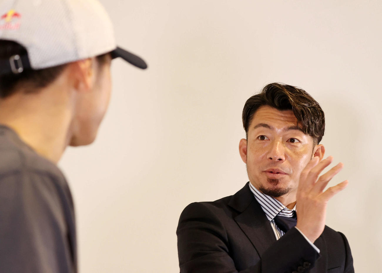 鳥谷氏はブレイクダンスの半井（左）と対談する（撮影・加藤哉）