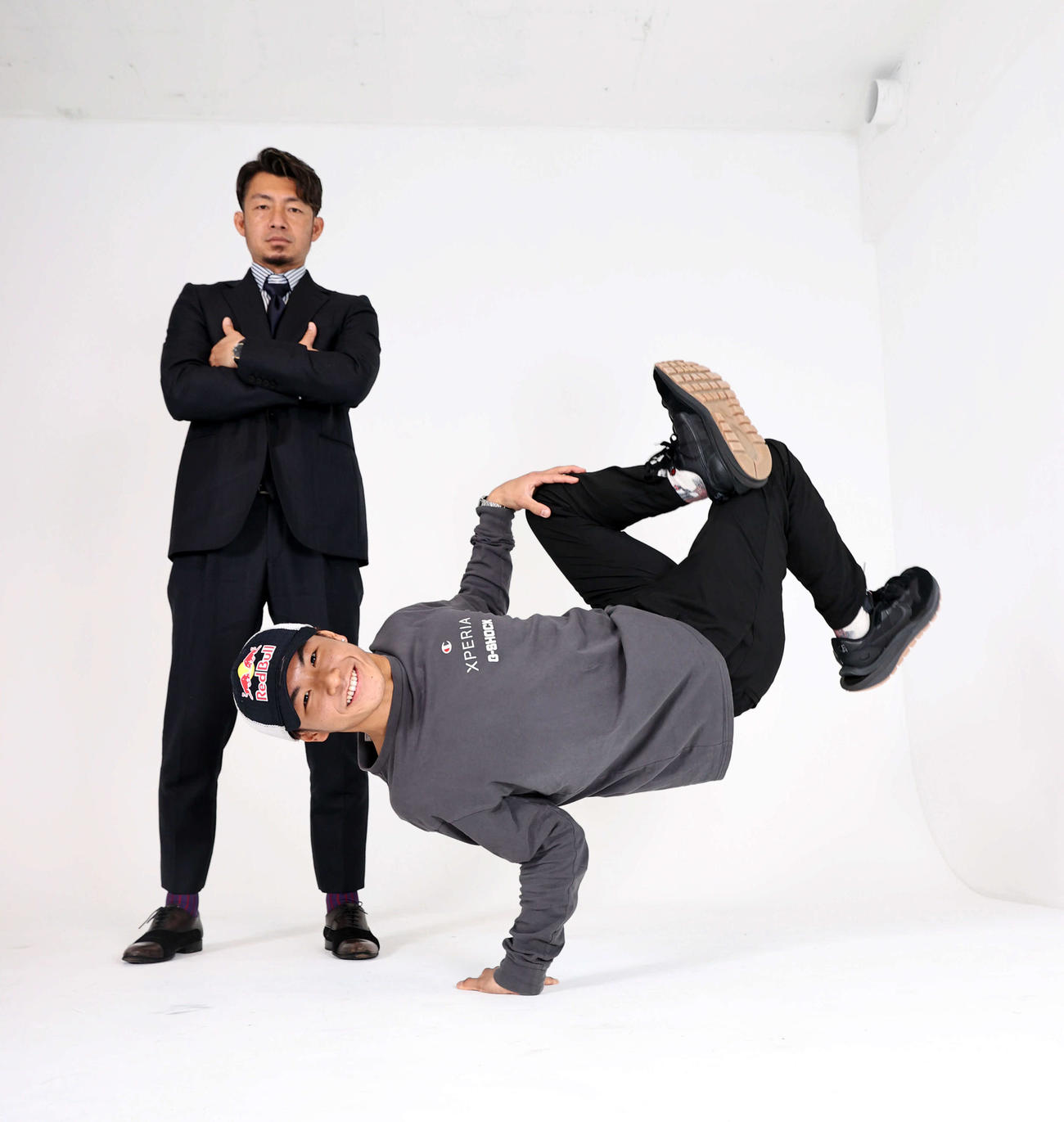 「決めポーズ、こんな感じでいいですかね（笑）」と片手で身体を支えてくれたブレイクダンスの半井。本紙評論家の鳥谷氏もダンスのポーズで決めてくれた（撮影・加藤哉）