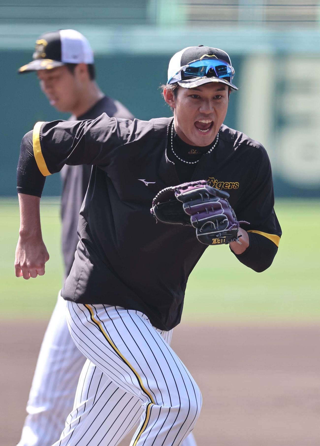 声を出しながら投内連係プレーの練習をする藤浪（撮影・上田博志）