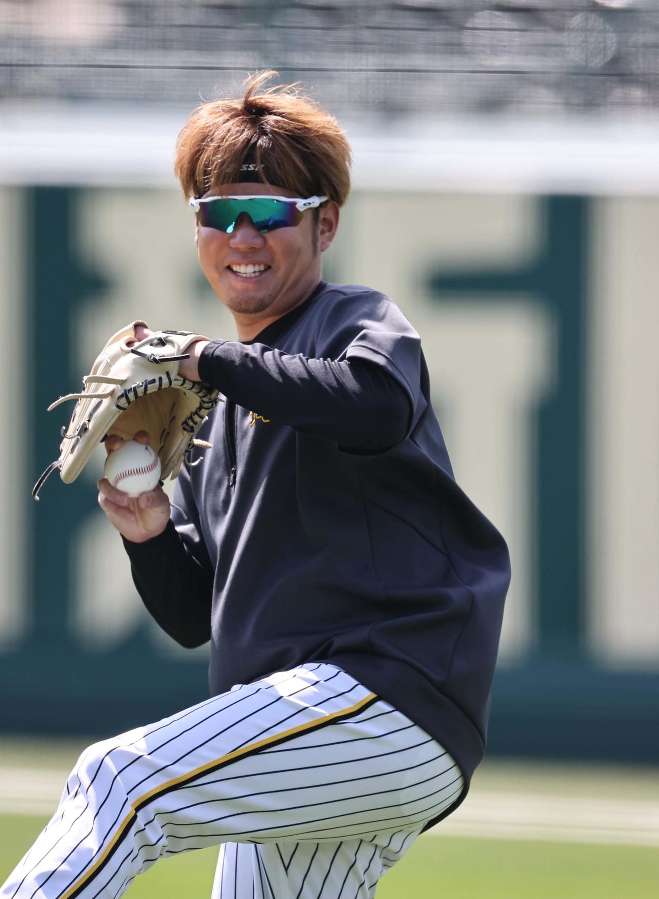 笑顔を見せながらキャッチボールをする西勇（撮影・上田博志）