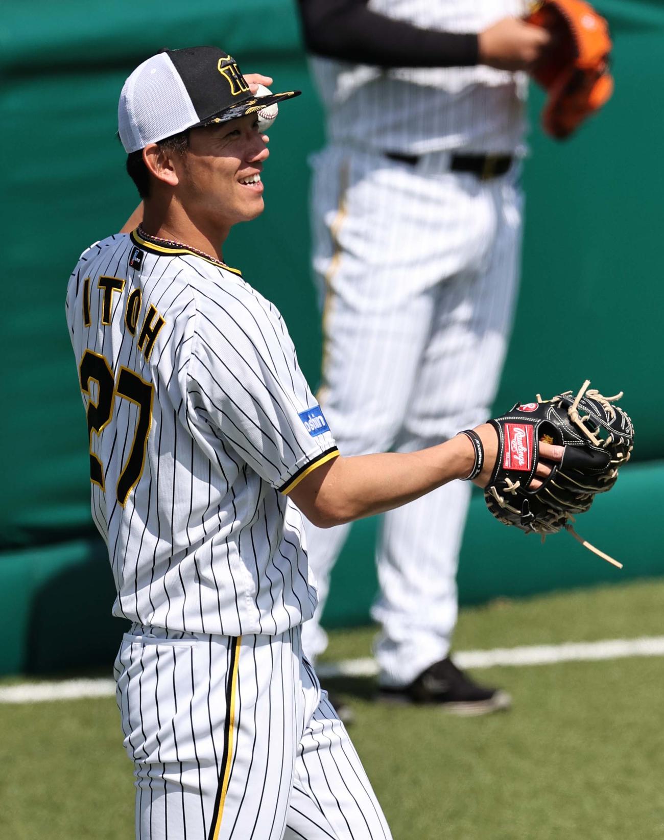 笑顔を見せながらキャッチボールをする伊藤将（撮影・上田博志）