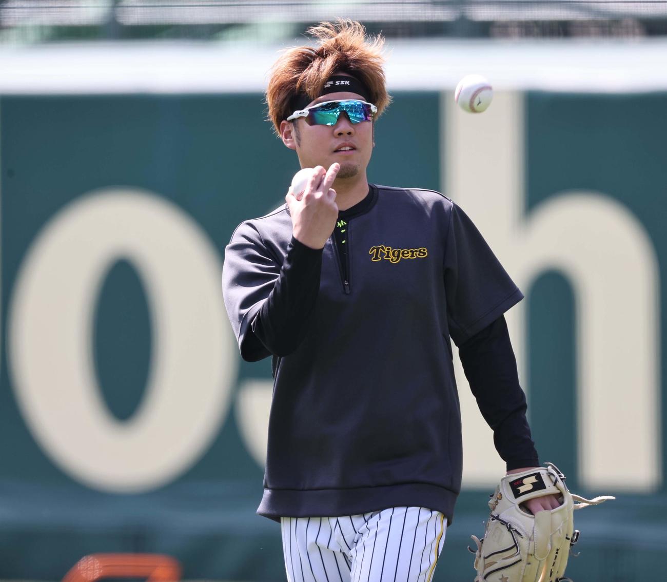 ボールを選んでキャッチボールをする西勇（撮影・上田博志）