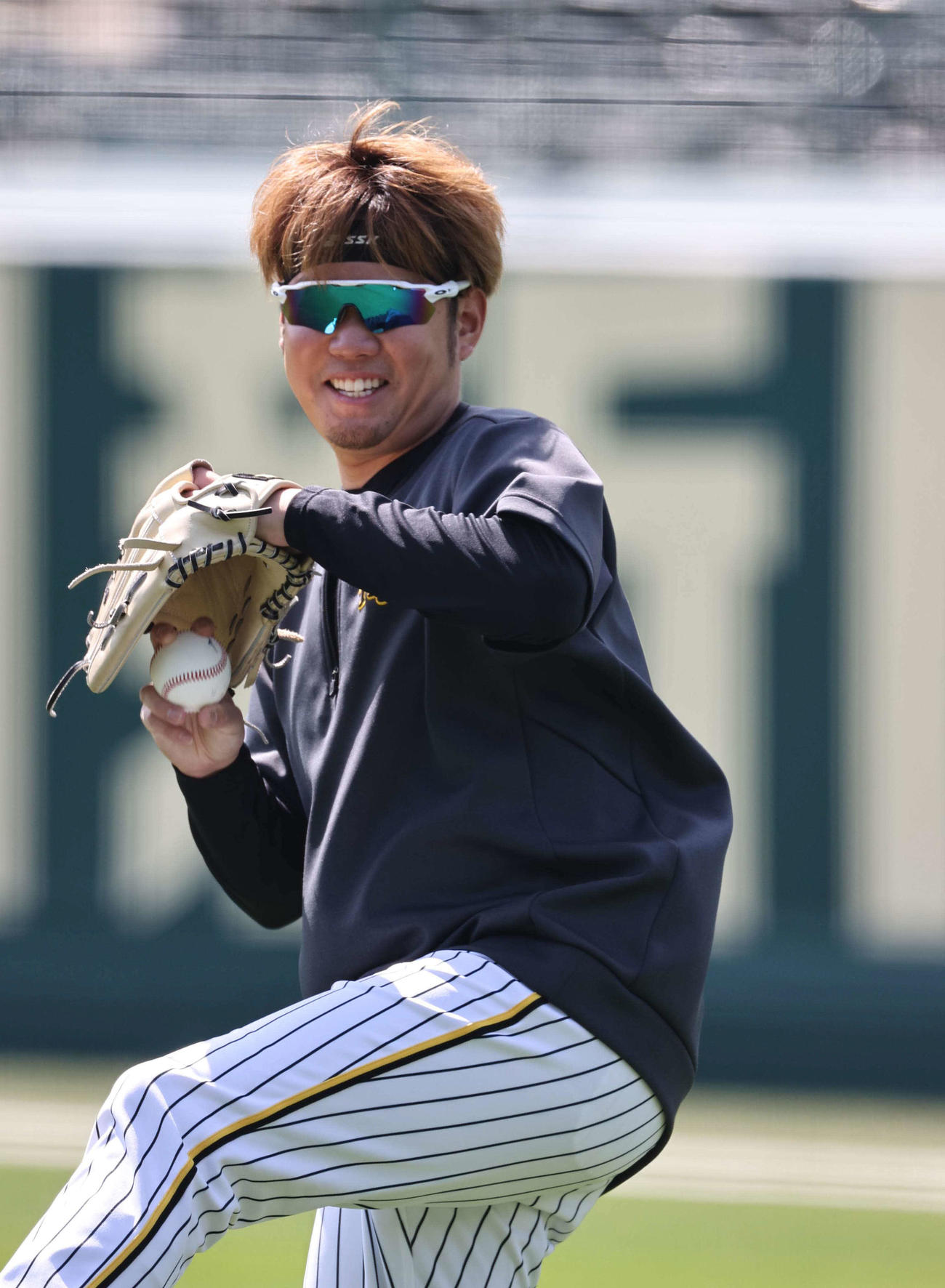 笑顔を見せながらキャッチボールをする西勇（撮影・上田博志）