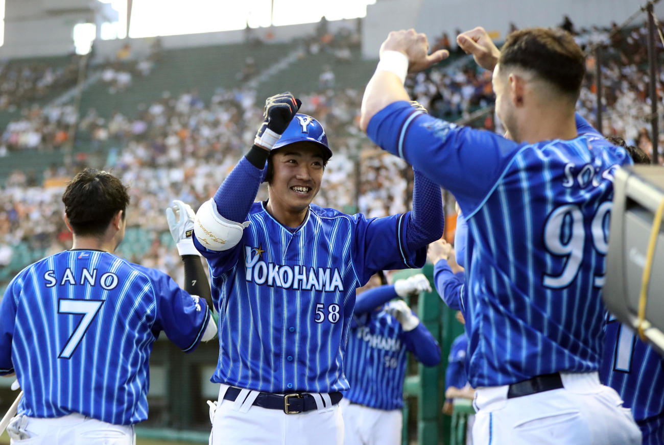 巨人対DeNA 3回表DeNA1死二塁、プロ初本塁打となる2点本塁打を放ち、ベンチのソト（右）らに迎えられるDeNA梶原（撮影・狩俣裕三）