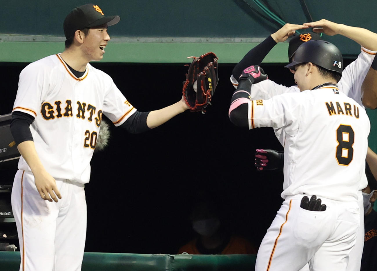 巨人対DeNA 3回裏巨人1死一塁、2点本塁打を放った巨人丸（右）を迎える先発戸郷（撮影・狩俣裕三）