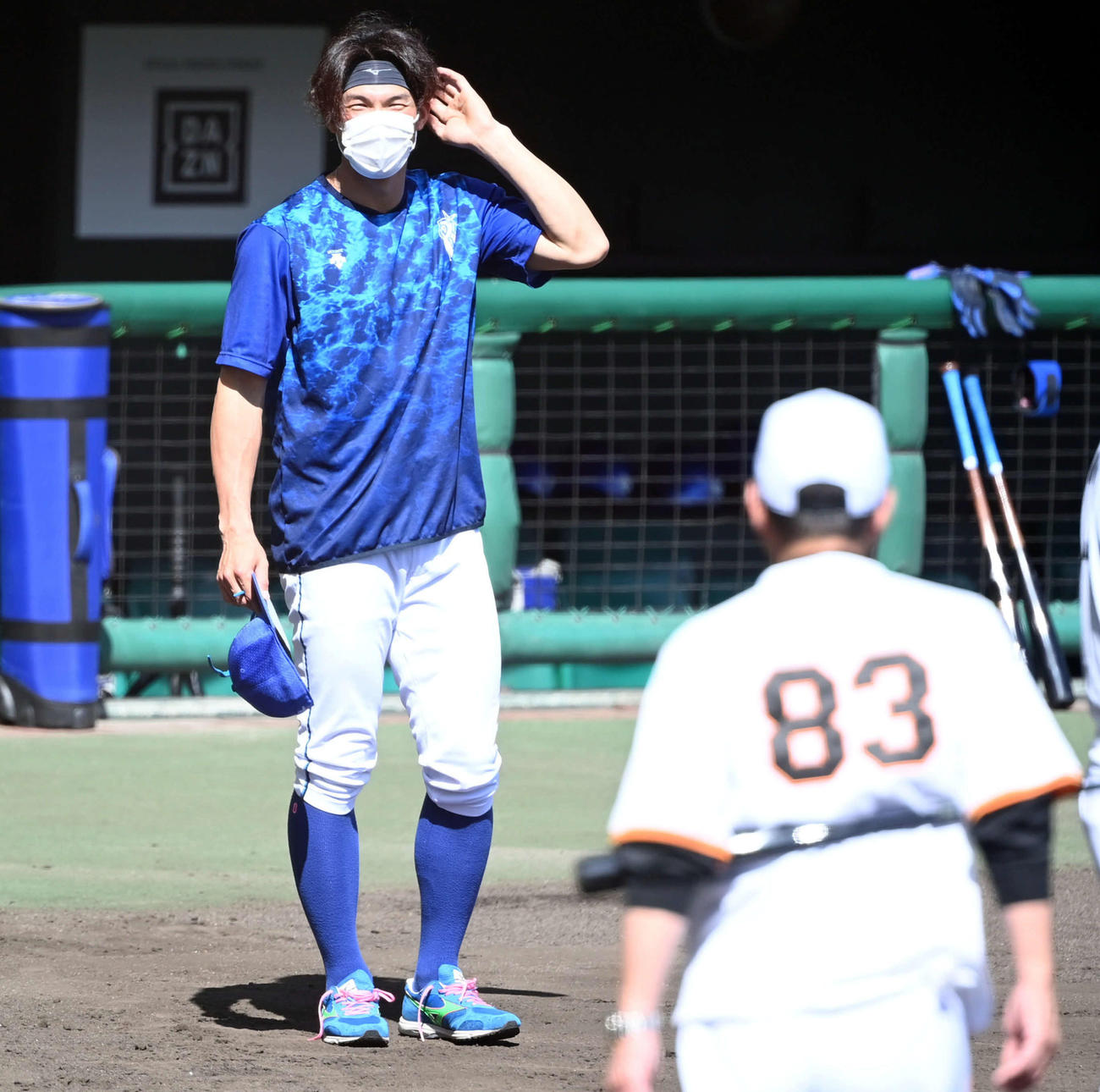 巨人原監督にあいさつするDeNA大田（撮影・たえ見朱実）