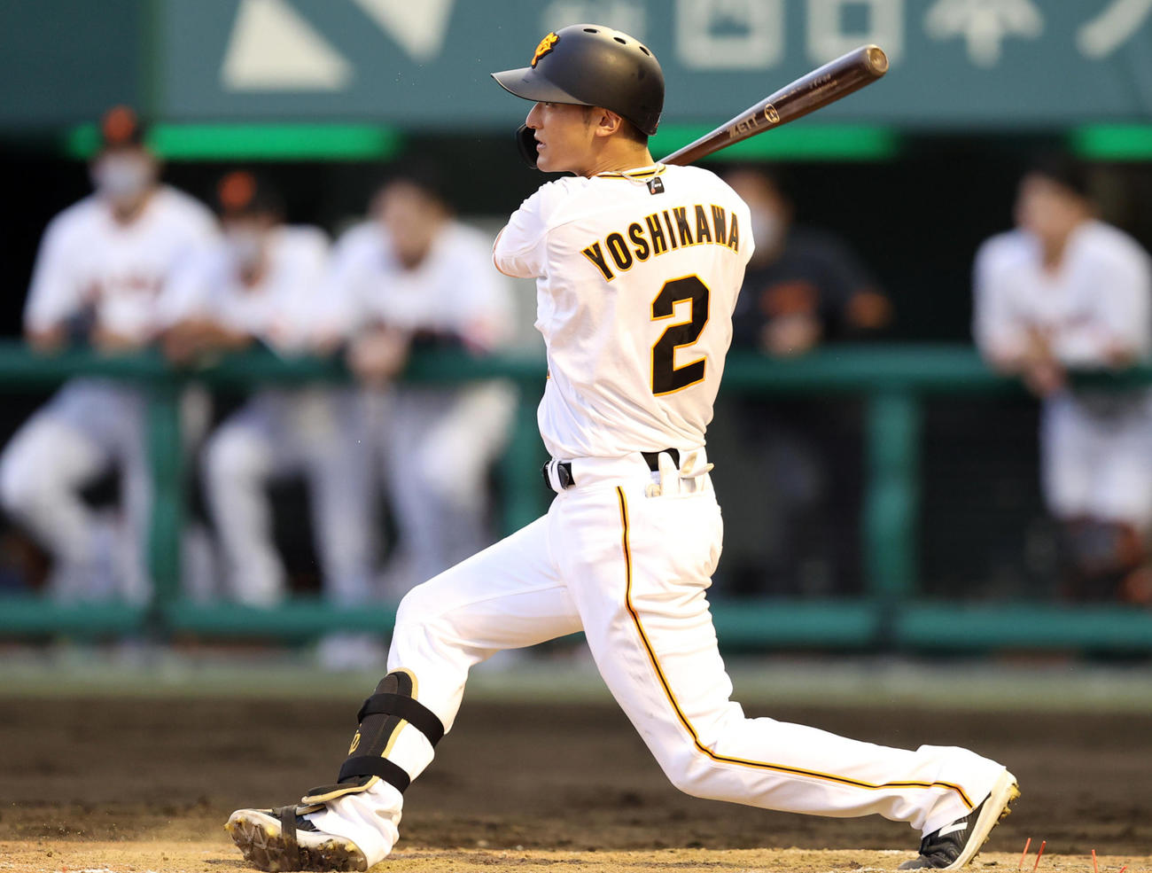 巨人対DeNA 2回裏巨人2死二塁、適時打を放つ巨人吉川（撮影・狩俣裕三）