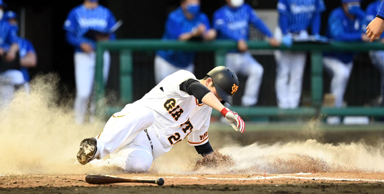 巨人対DeNA 2回裏巨人2死二塁、吉川尚輝の適時打で生還する戸郷（撮影・たえ見朱実）