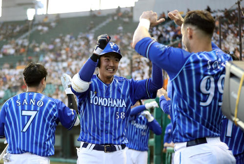 巨人対DeNA 3回表DeNA1死二塁、プロ初本塁打となる2点本塁打を放ち、ベンチのソト（右）らに迎えられるDeNA梶原（撮影・狩俣裕三）