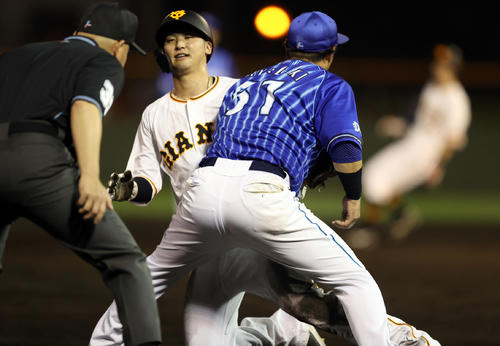 巨人対DeNA 5回裏巨人1死一、二塁、三盗を失敗する吉川尚輝（左）。手前は宮崎（撮影・狩俣裕三）