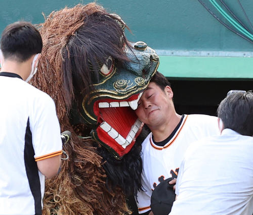 巨人対DeNA　試合前、シーサーにかまれる巨人山瀬（撮影・狩俣裕三）