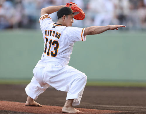 巨人対DeNA　始球式を務める東京五輪男子空手金メダリストの喜友名（撮影・狩俣裕三）