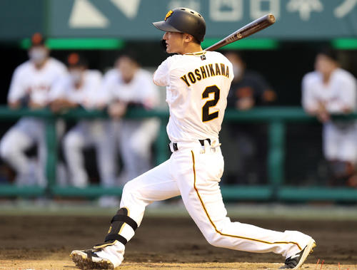 巨人対DeNA 2回裏巨人2死二塁、適時打を放つ巨人吉川（撮影・狩俣裕三）