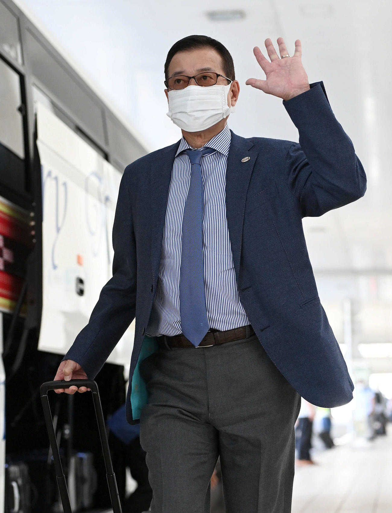 沖縄に到着した巨人原監督（撮影・たえ見朱実）