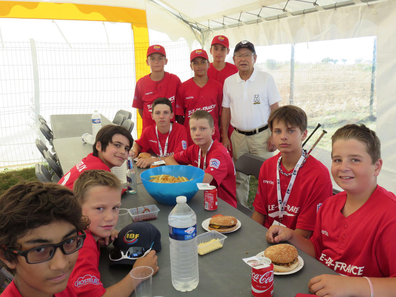 16年フランス・セナールで行われた「フランス国際野球大会　吉田チャレンジ」で大会の合間をぬって少年野球チームを指導する吉田氏