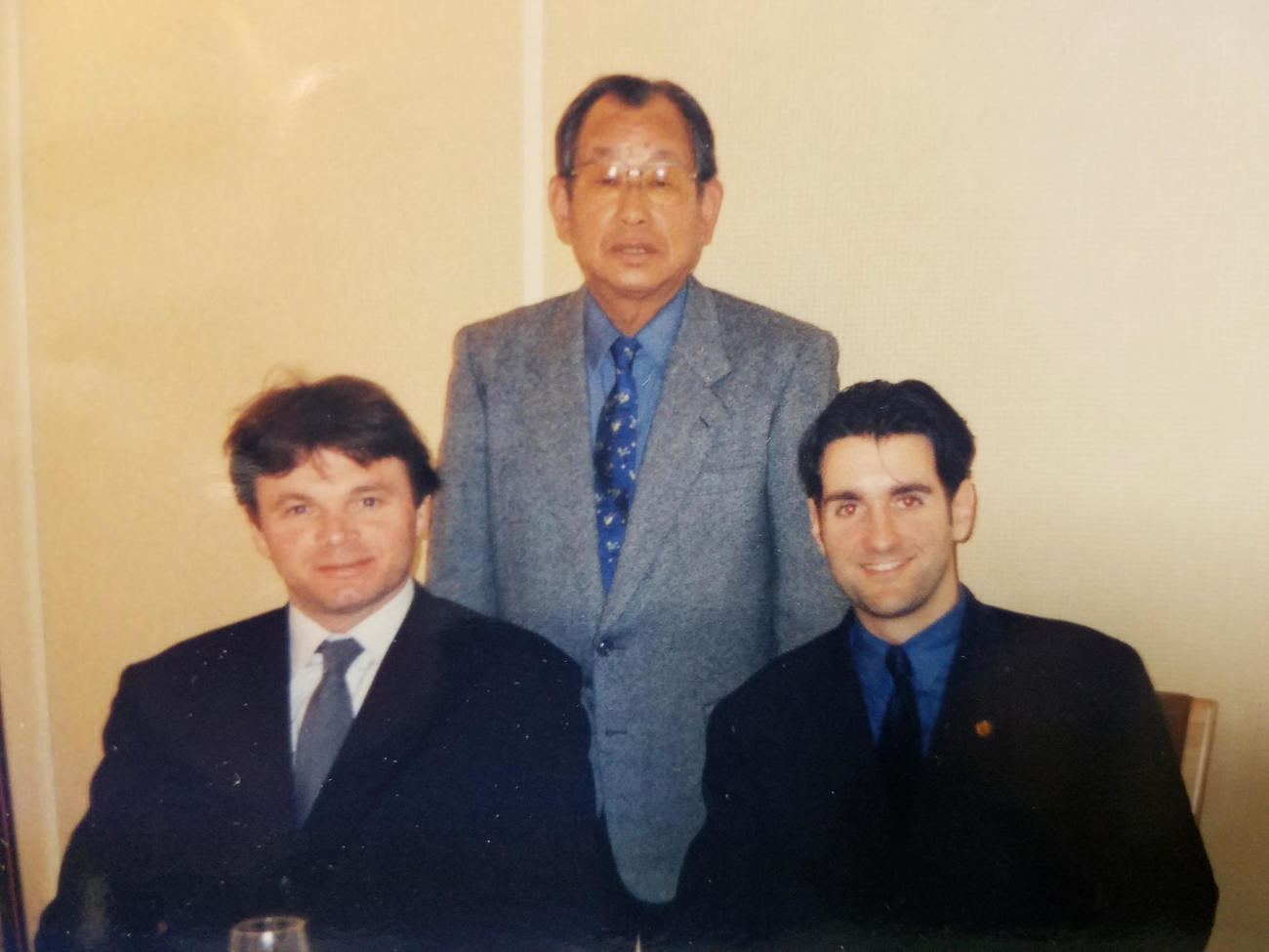 00年に大阪市内で食事をした吉田氏（中央）とトルシエ氏（左）（撮影・寺尾博和）