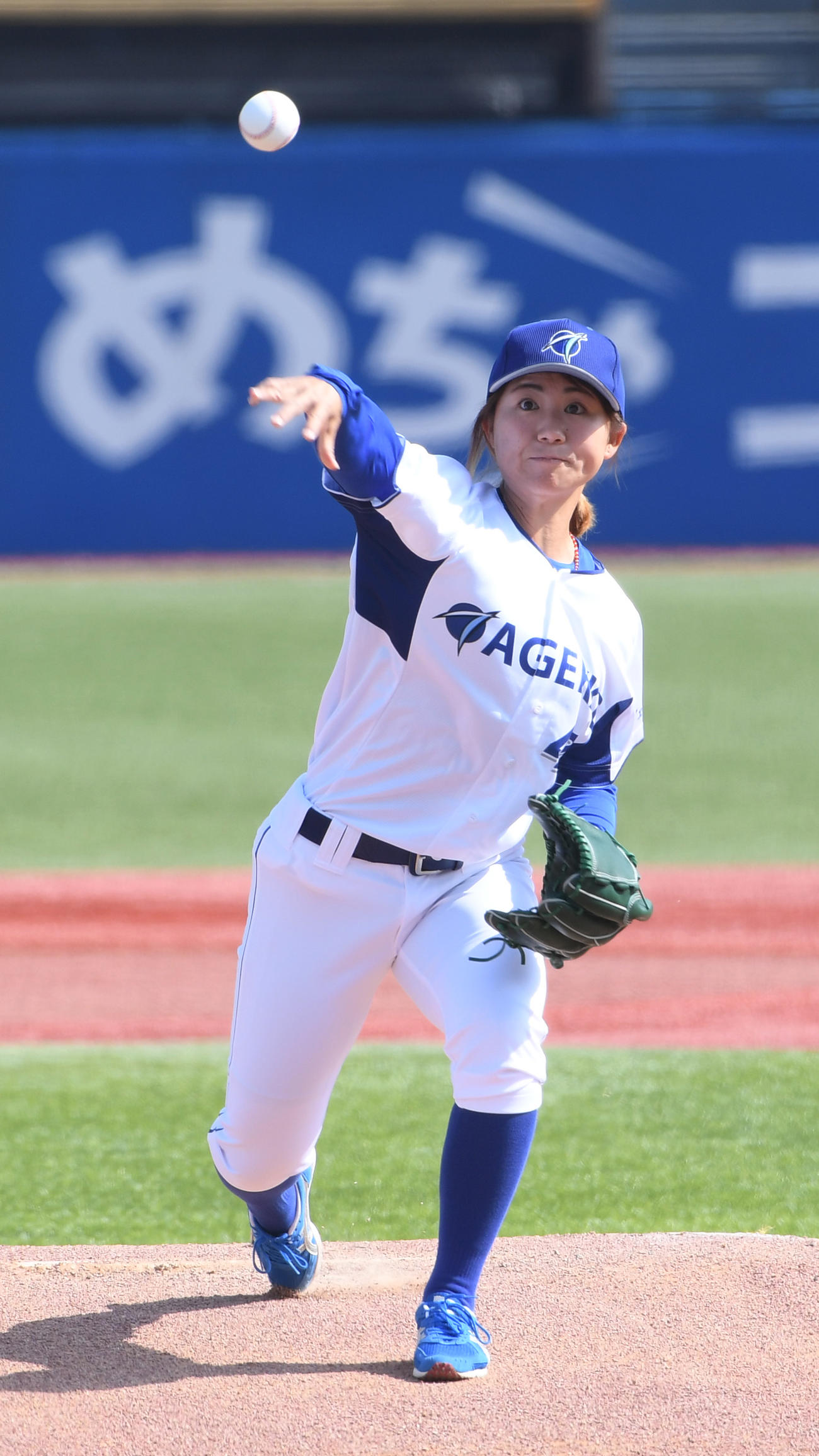 駒大対日大　エイジェック女子硬式野球部の吉田えりが始球式を務めた（撮影・柴田隆二）