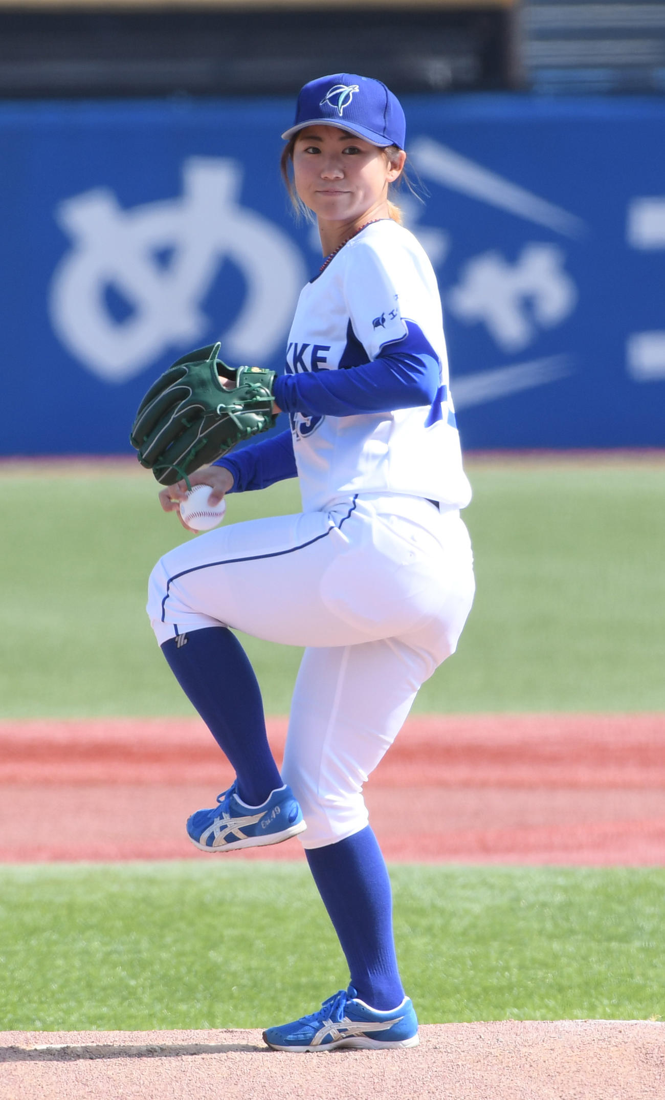 駒大対日大　エイジェック女子硬式野球部の吉田えりが始球式を務めた（撮影・柴田隆二）