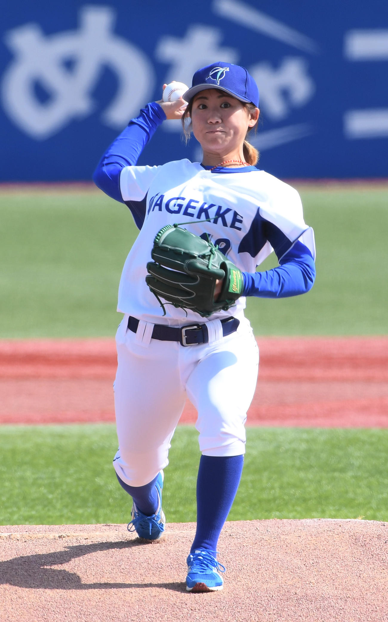 駒大対日大　エイジェック女子硬式野球部の吉田えりが始球式を務めた（撮影・柴田隆二）