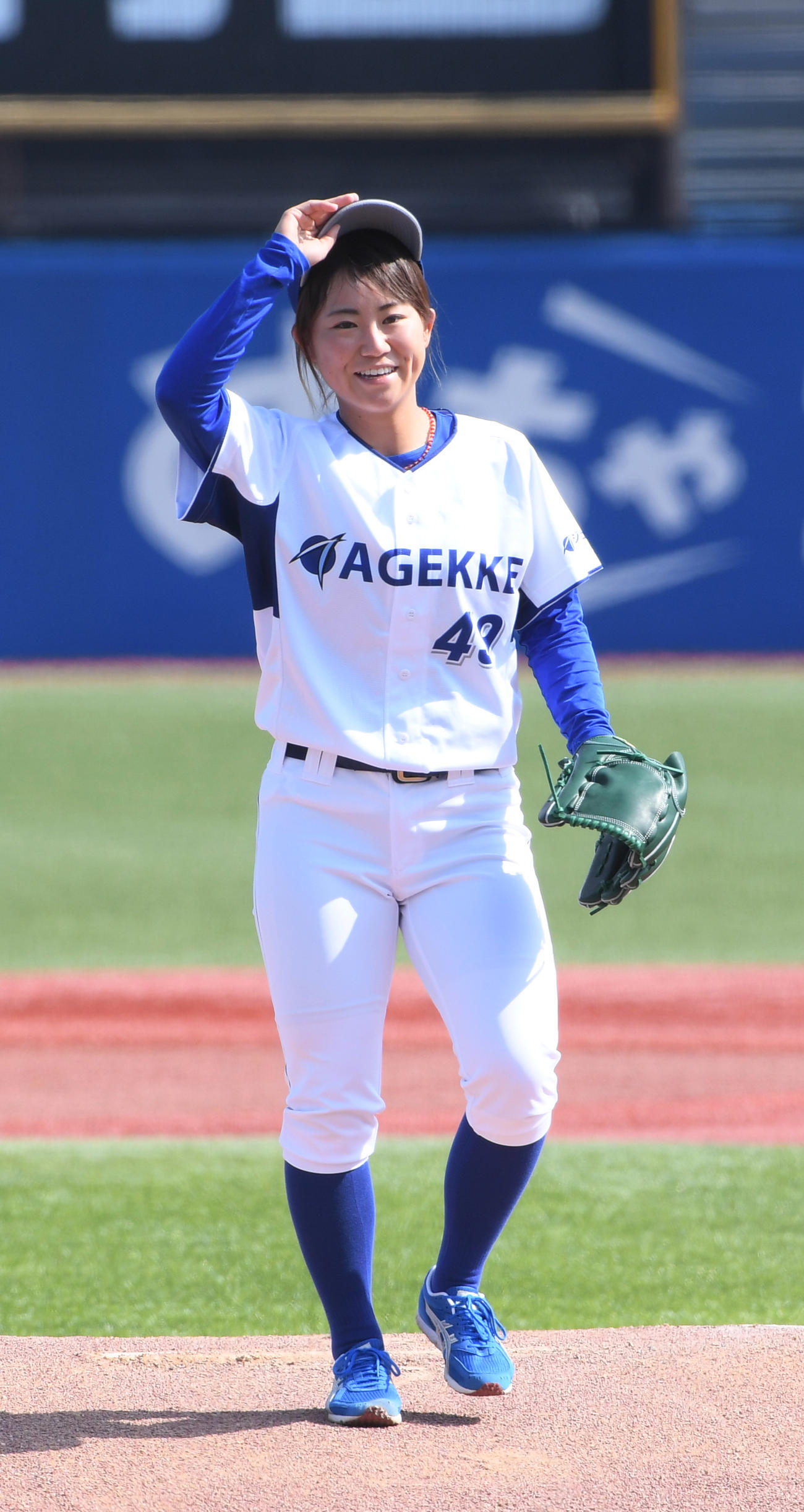 駒大対日大　エイジェック女子硬式野球部の吉田えりが始球式を務めた（撮影・柴田隆二）