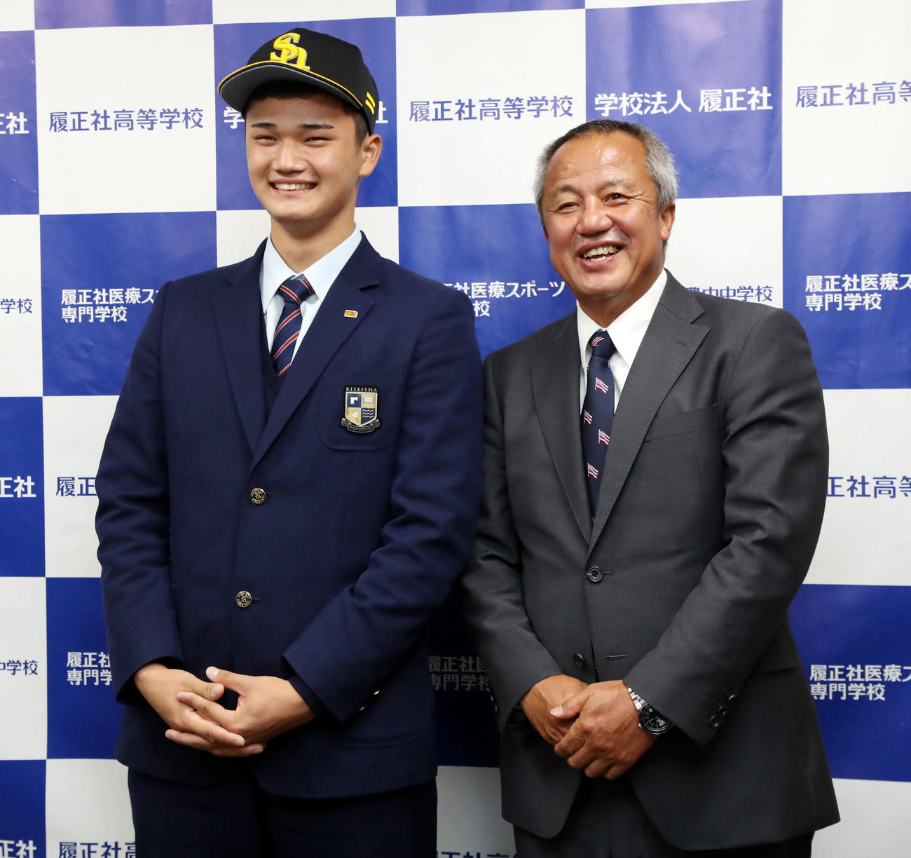 田上奏大（左）は履正社の岡田龍生監督とともに記念写真に納まる（2020年11月2日）