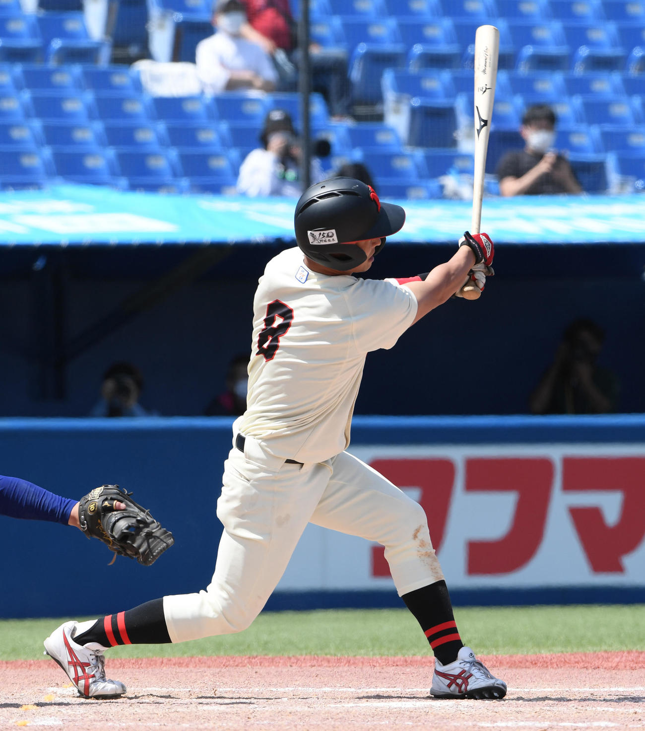 駒大対日大　9回裏日大2死一、二塁、中尾勇介は左越えにサヨナラ本塁打を放つ（撮影・柴田隆二）