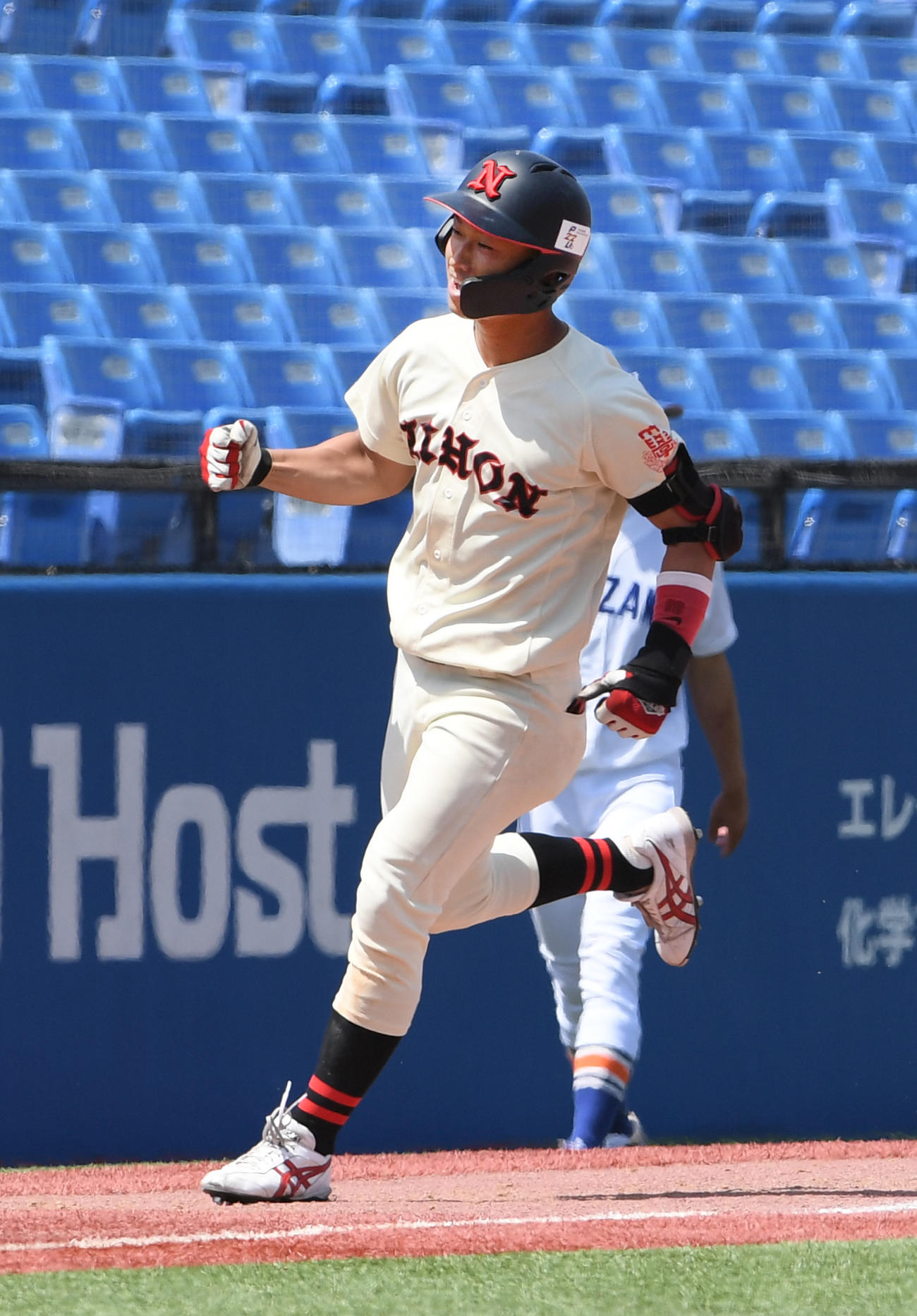 駒大対日大　9回裏日大2死一、二塁、中尾勇介は左越えにサヨナラ本塁打を放ち生還する（撮影・柴田隆二）