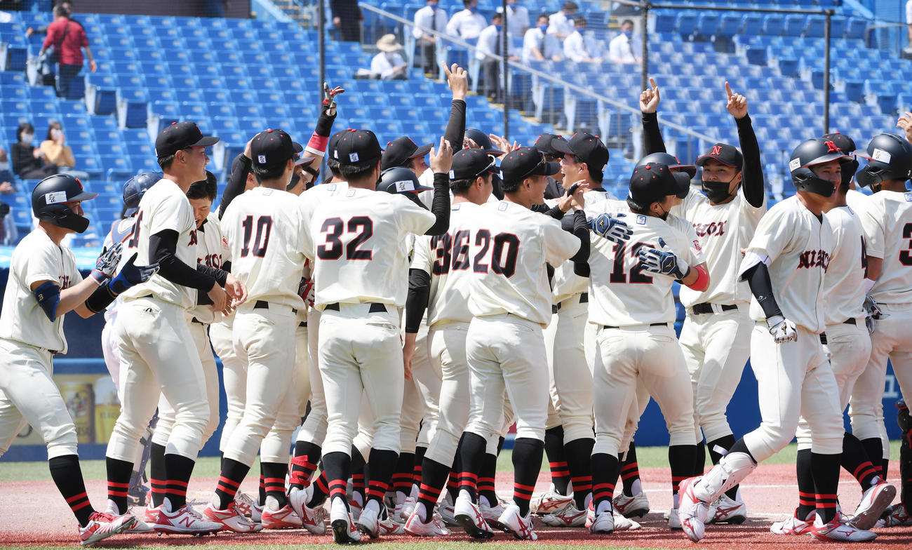 駒大対日大　9回裏日大2死一、二塁、中尾勇介の左越えサヨナラ本塁打に喜ぶナイン（撮影・柴田隆二）