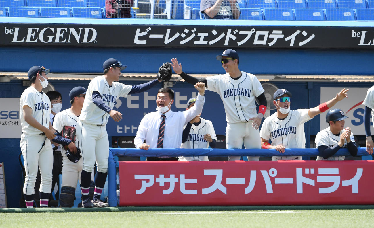 国学院大対亜大　1回表国学院大2死一、二塁、伊東の右翼線適時二塁打で喜ぶ国学院大ナイン（撮影・柴田隆二）