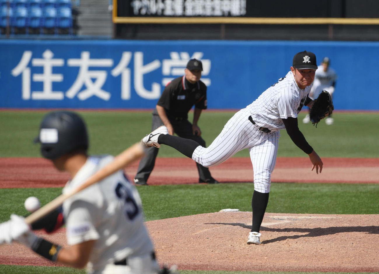 国学院大対亜大　好投する亜大・青山（撮影・柴田隆二）