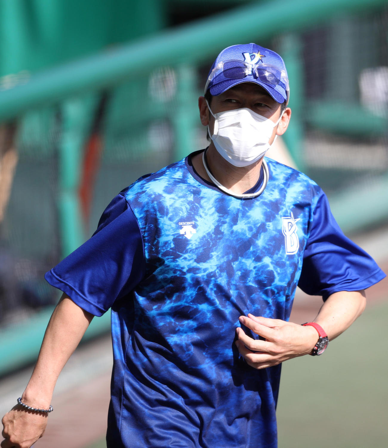巨人対DeNA　不織布マスクで練習を見守るDeNA三浦監督（撮影・狩俣裕三）