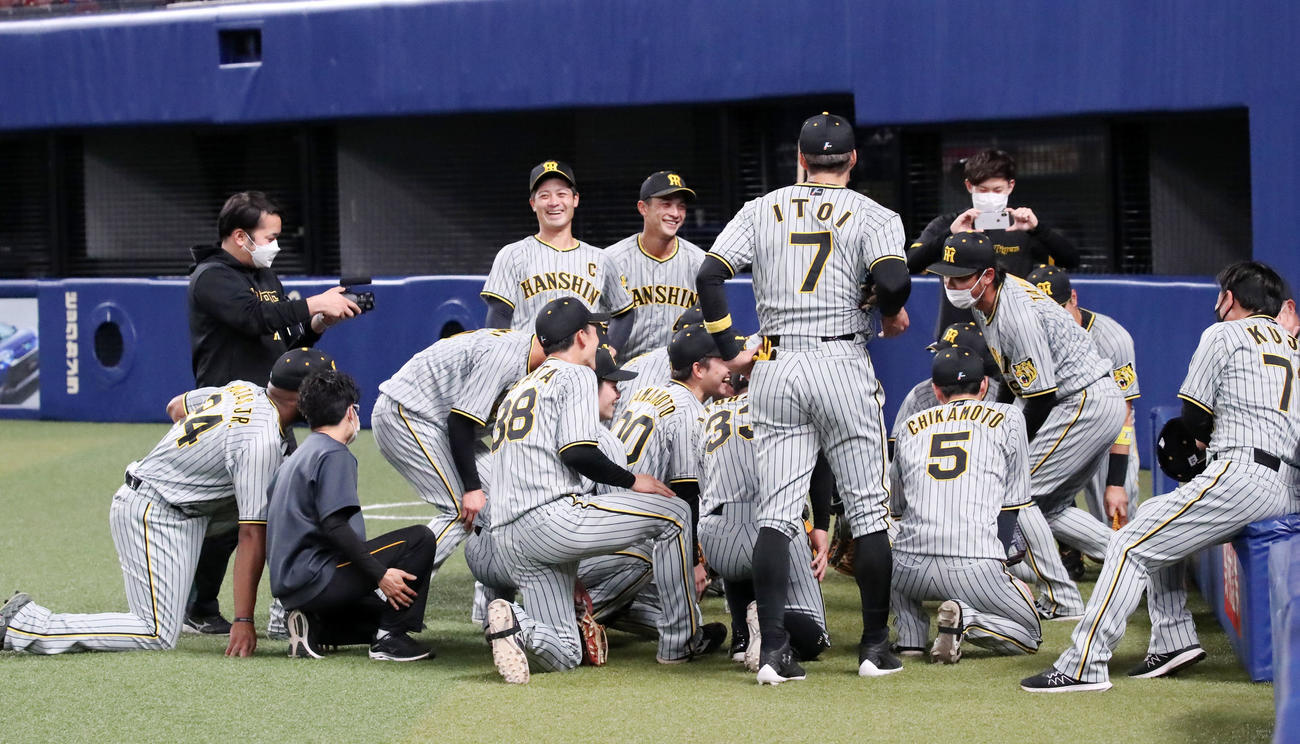 中日対阪神　　試合前の円陣で声を出す高山（撮影・加藤哉）