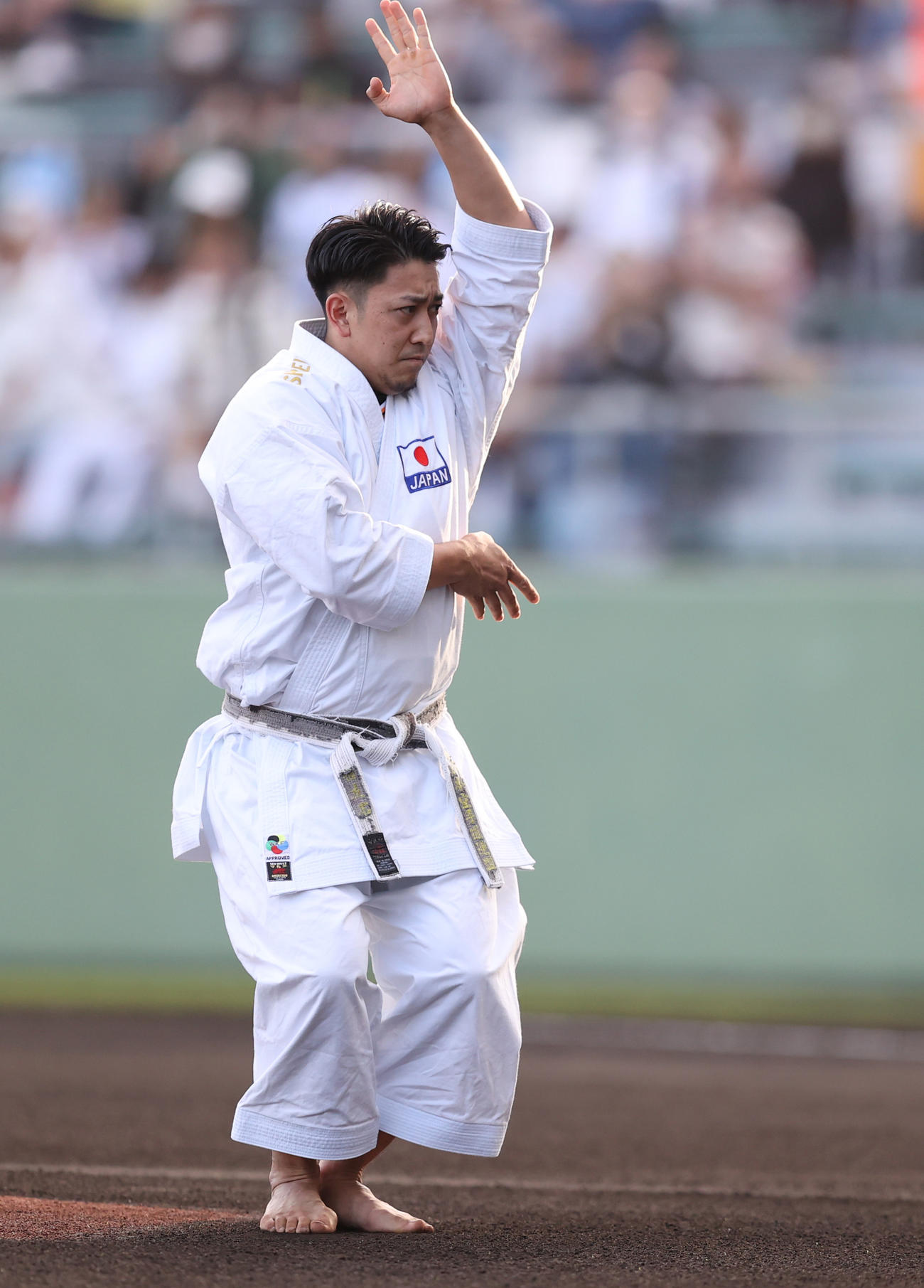 巨人対DeNA　始球式で空手の形を披露する東京五輪男子空手金メダリストの喜友名（撮影・狩俣裕三）