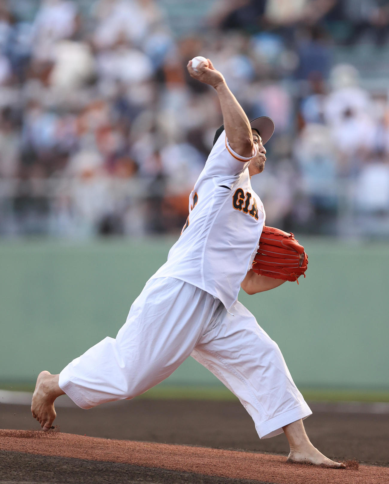 巨人対DeNA　始球式を務める東京五輪男子空手金メダリストの喜友名（撮影・狩俣裕三）