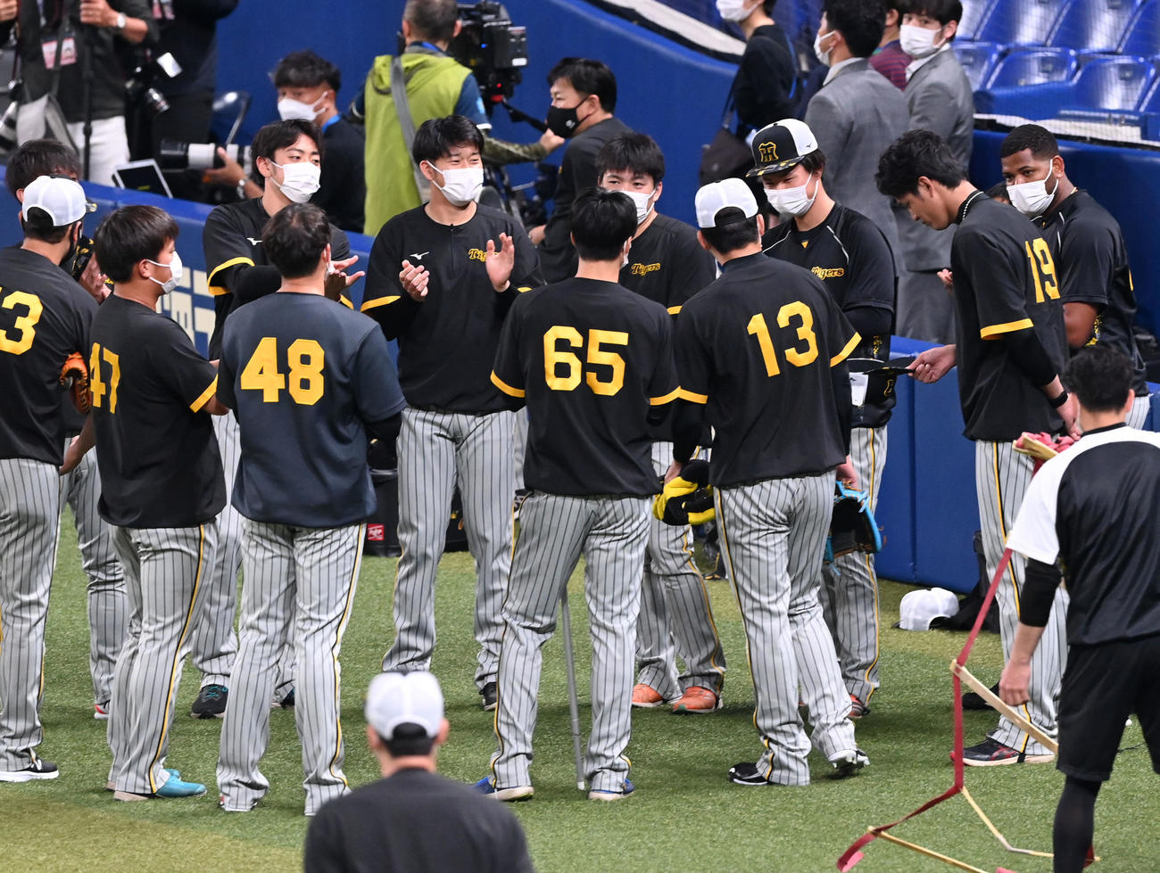 中日対阪神　誕生日を迎えた藤浪（右から2人目）はナインの祝福を受ける（撮影・前岡正明）