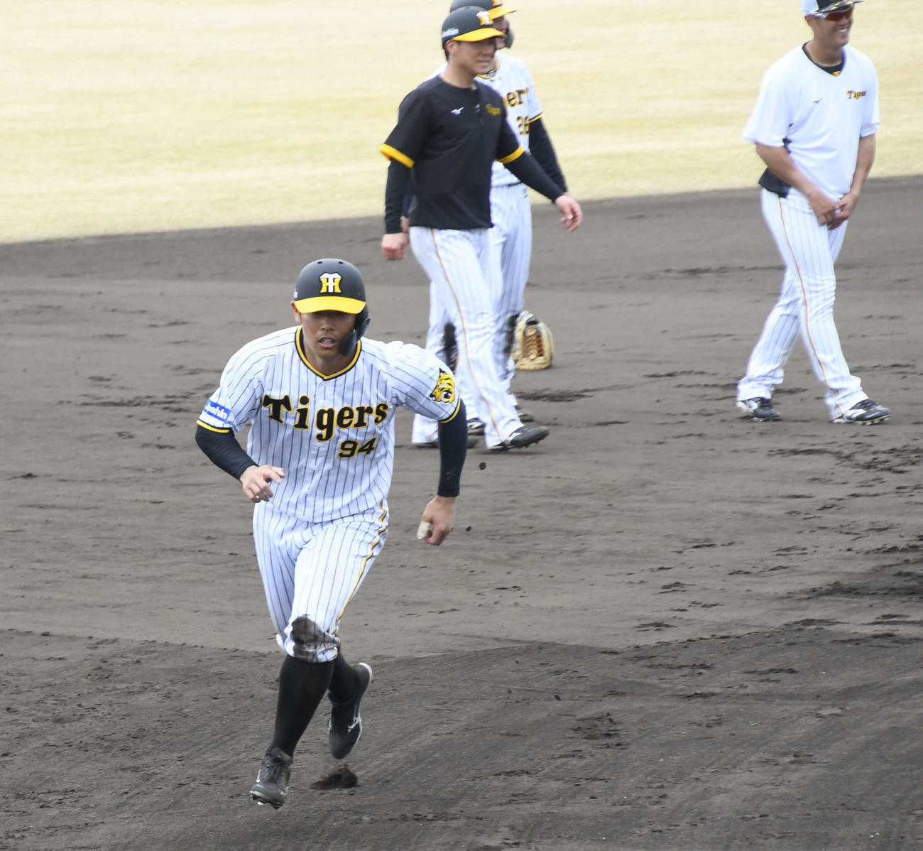 2軍の試合前全体練習に合流し、走塁練習に励む阪神原口（撮影・中野椋）