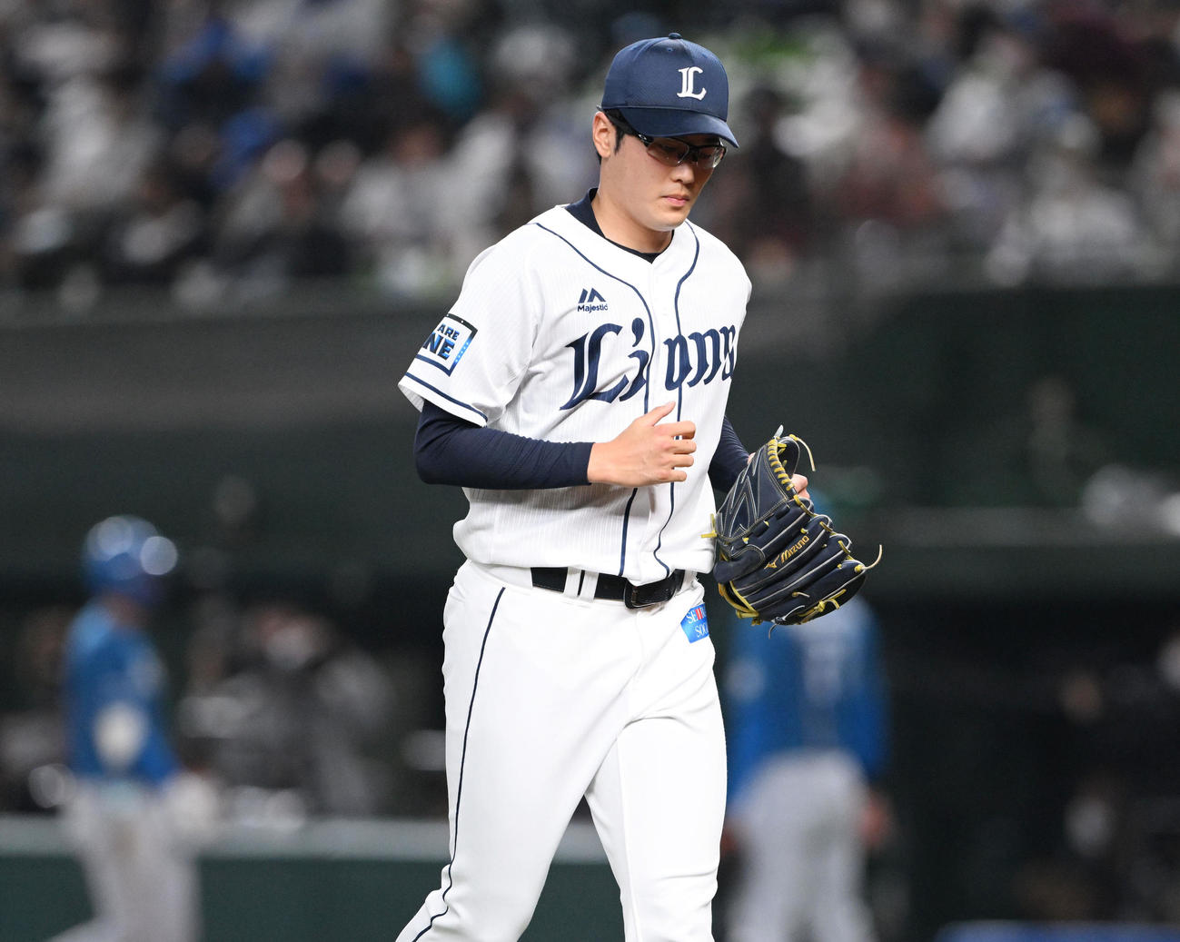 西武対日本ハム　4回表、得点され浮かない表情で引き揚げる西武先発の佐藤（撮影・滝沢徹郎）