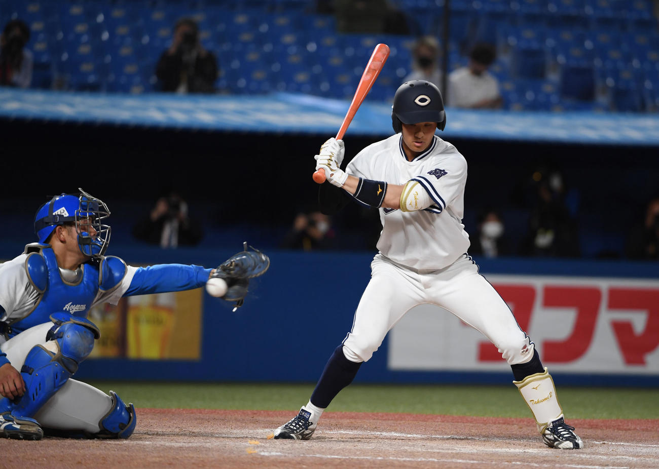 青学大対中大　タイブレーク10回裏中大1死満塁、打者石井の時、青学大・小鷹捕手が捕逸で中大がサヨナラ勝ち（撮影・柴田隆二）