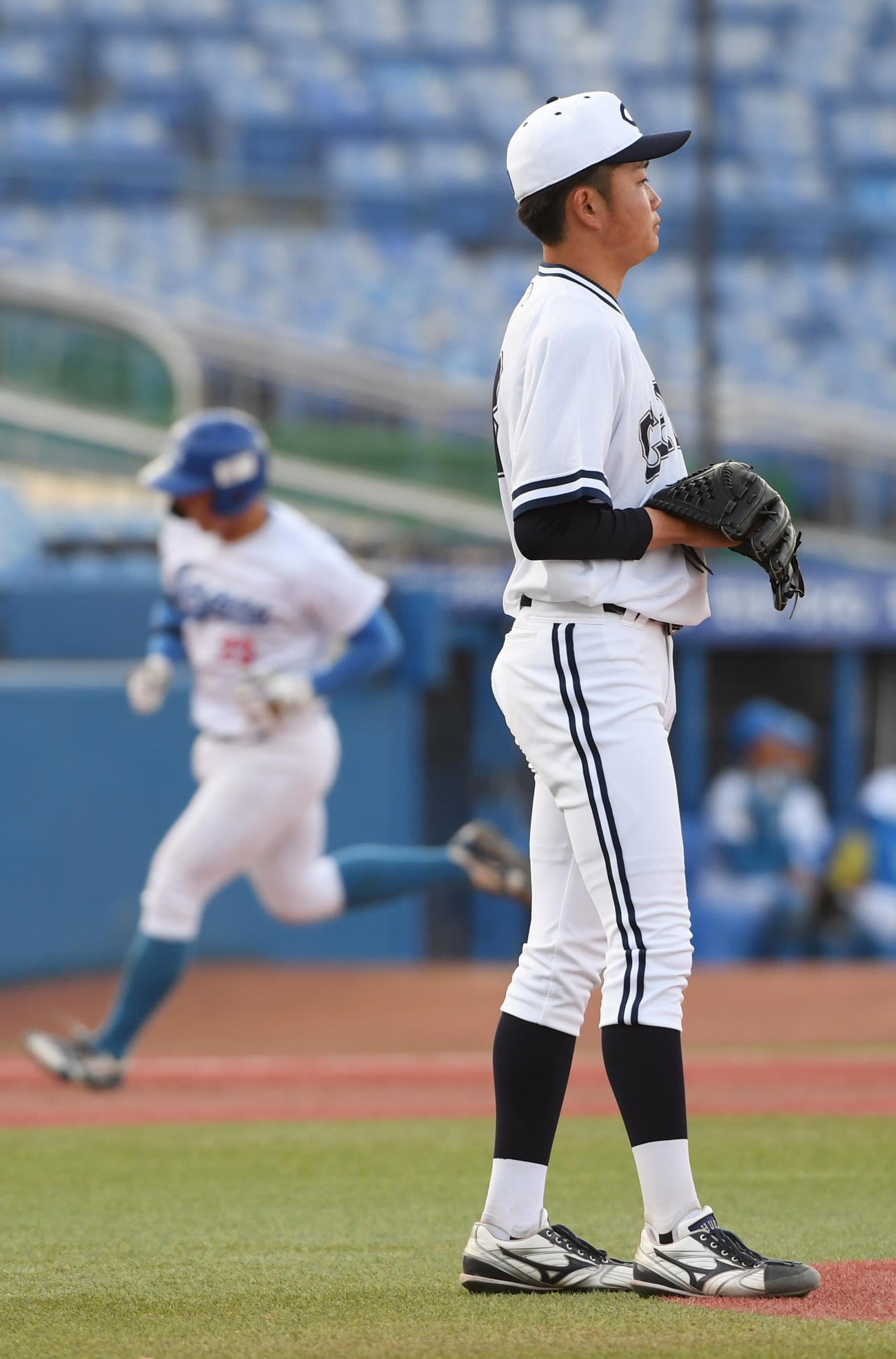 青学大対中大　4回表青学大無死一塁、小鷹に右越えに本塁打を浴びた石田裕（撮影・柴田隆二）