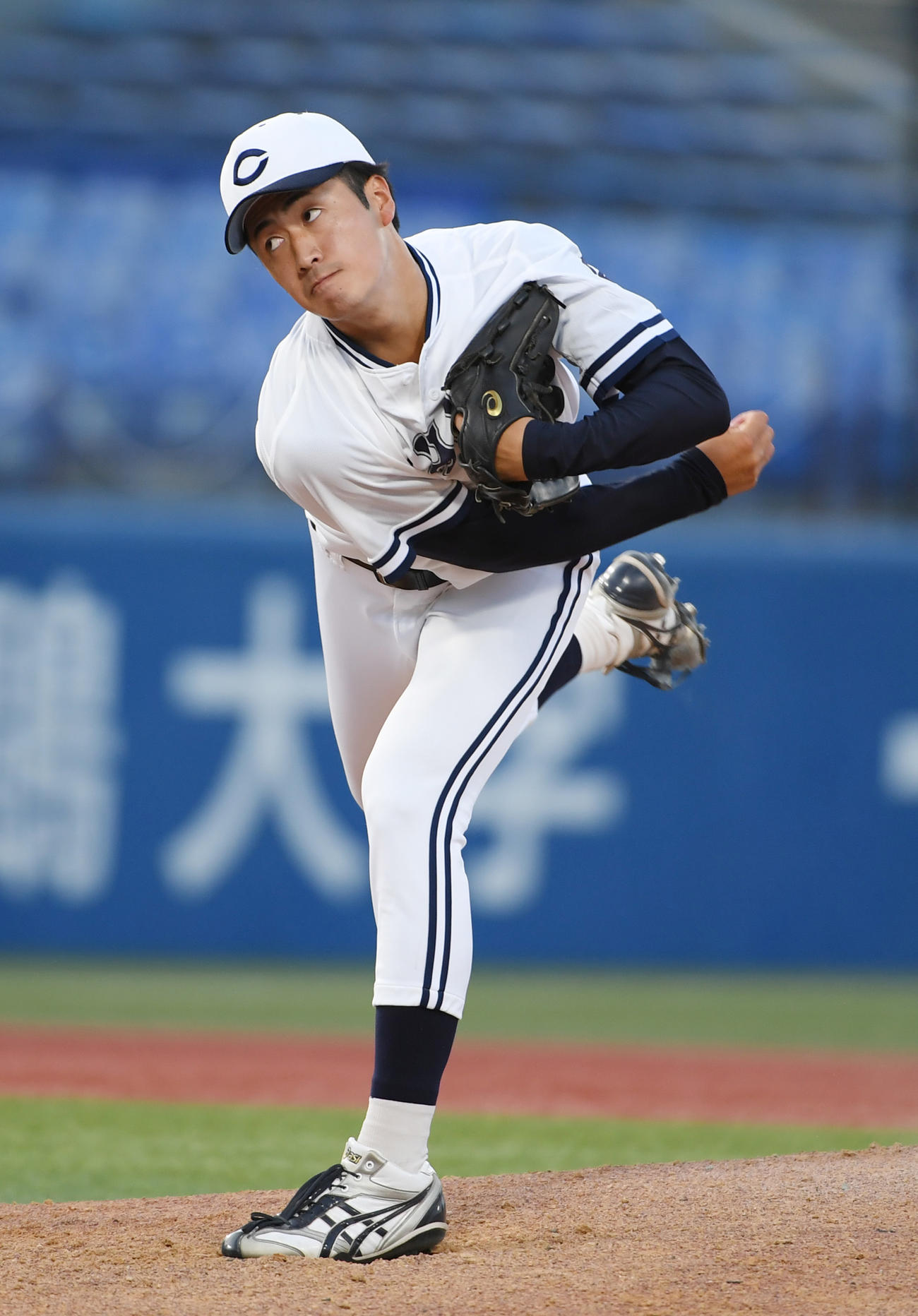 青学大対中大　6回から登板した中大・西舘（撮影・柴田隆二）