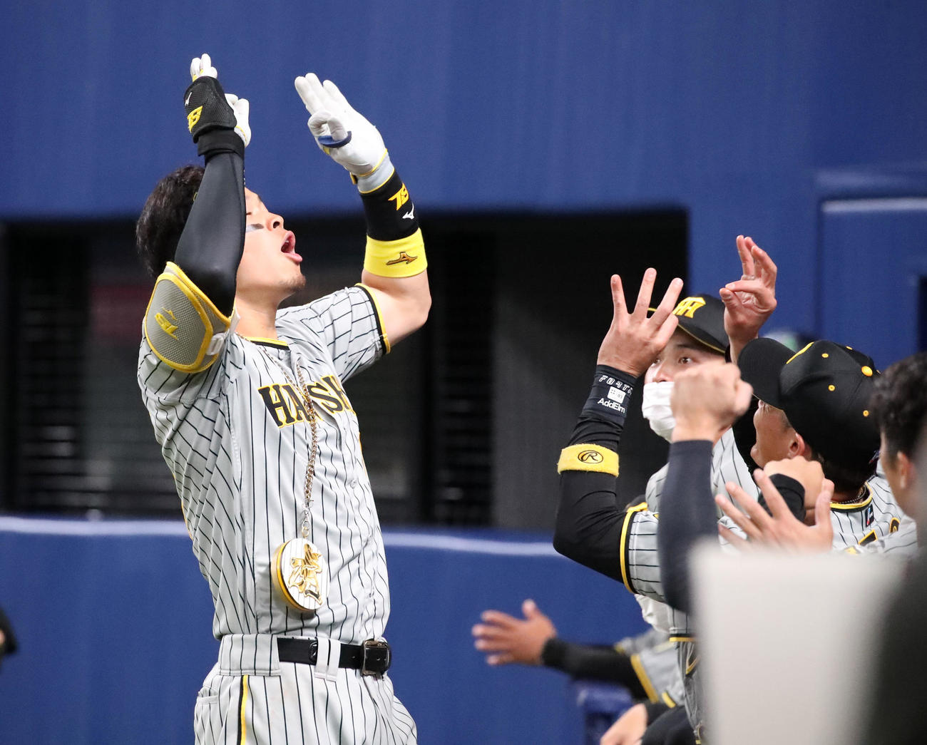 中日対阪神　6回表阪神2死、佐藤輝は右越え先制本塁打を放ち、ナインとポーズを決める（撮影・加藤哉）