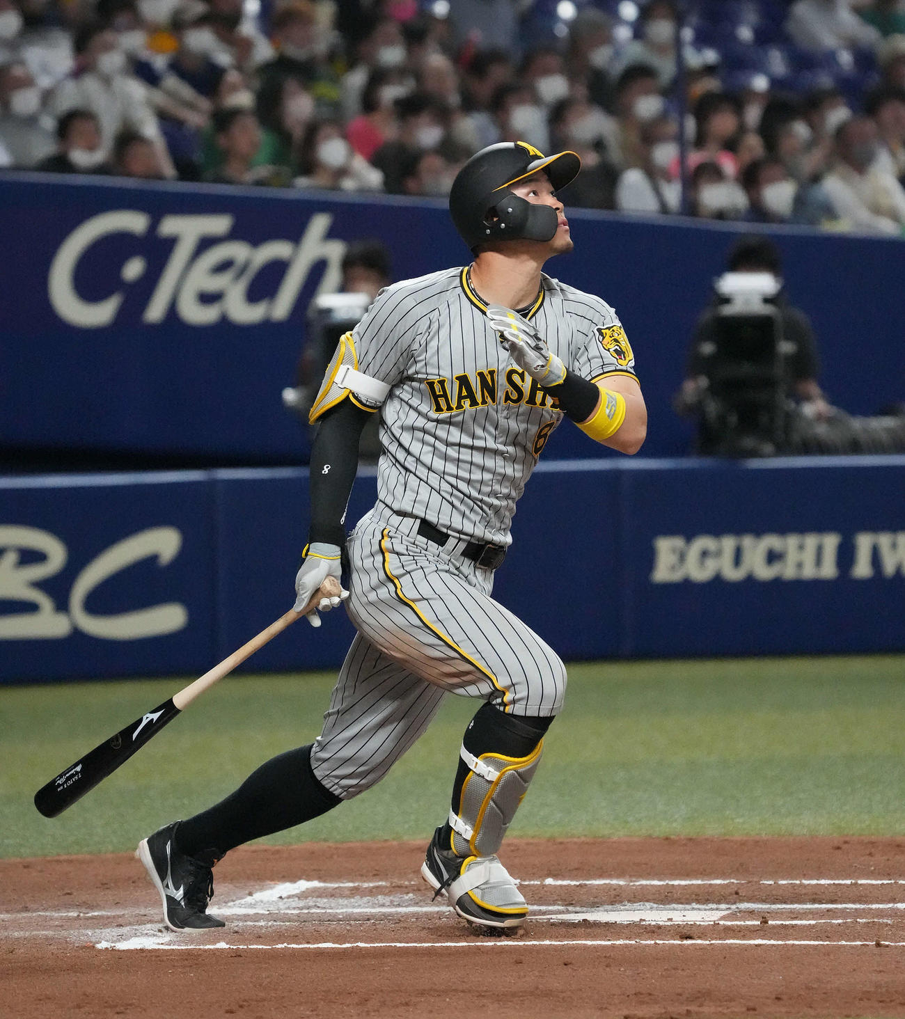 中日対阪神　6回表阪神2死、先制の右越えソロ本塁打を放つ佐藤輝（撮影・森本幸一）