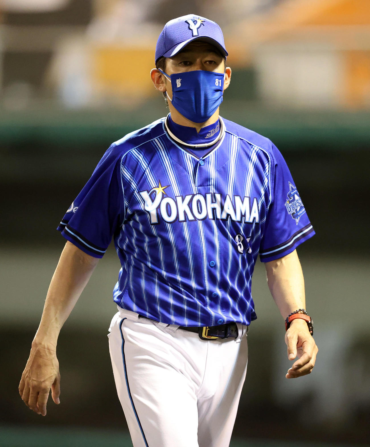 巨人対DeNA 4回表を終え、選手の交代を告げる三浦監督（撮影・狩俣裕三）