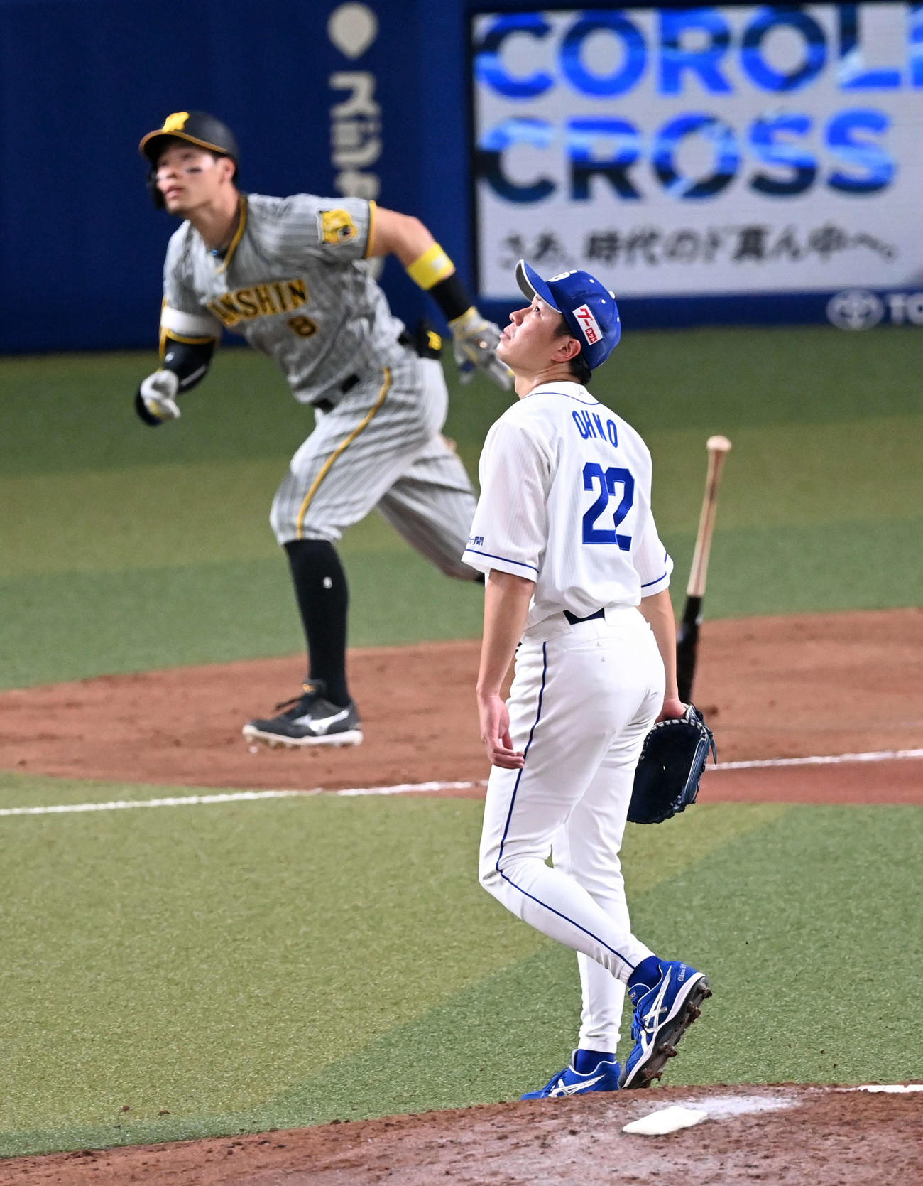 中日対阪神　6回表阪神2死、佐藤輝（後方）に先制の右越えソロ本塁打を浴び、打球の方向を見る大野雄（撮影・前岡正明）