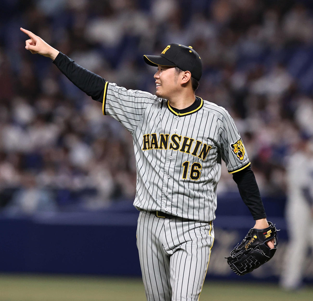 中日対阪神　3回裏中日2死一、二塁、西勇はビシエドの飛球を好捕した近本を笑顔で指さす（撮影・加藤哉）