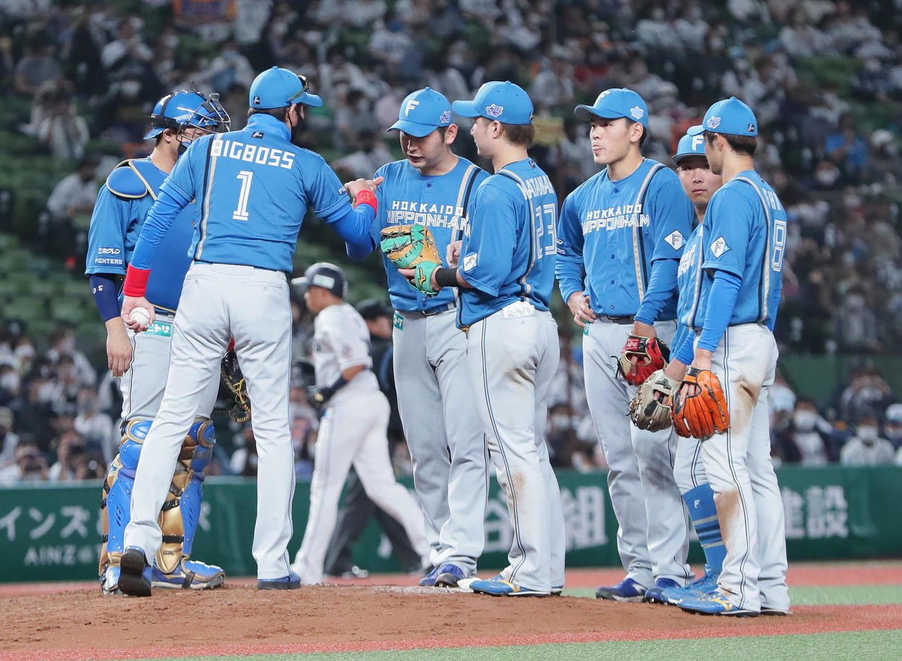 西武対日本ハム　7回途中、マウンドに向かい投手加藤（左から3人目）の交代を告げる新庄監督（同2人目）（撮影・足立雅史）