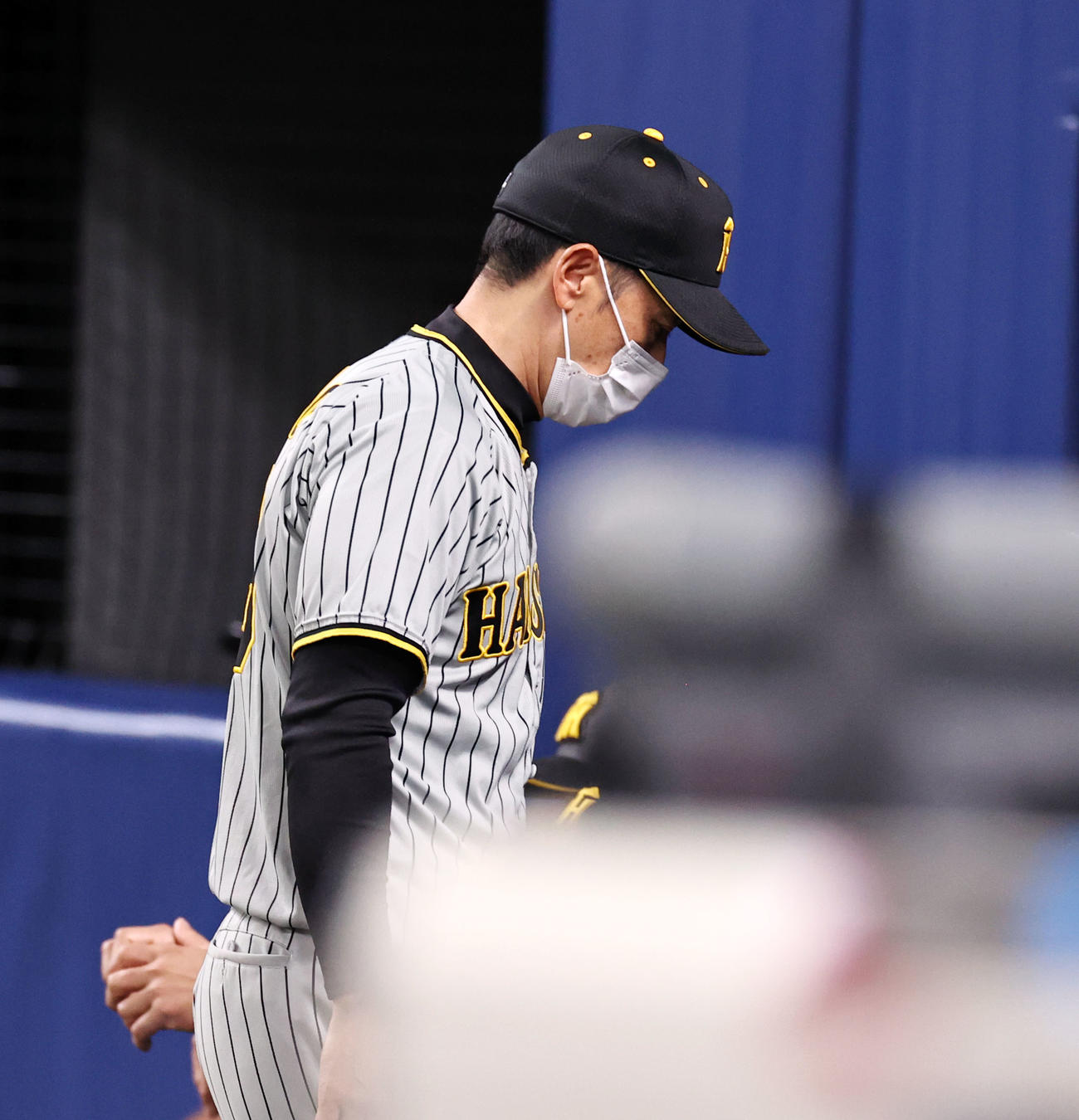 中日対阪神　8回裏中日1死一、二塁、矢野監督は湯浅に代え岩貞を告げる（撮影・加藤哉）