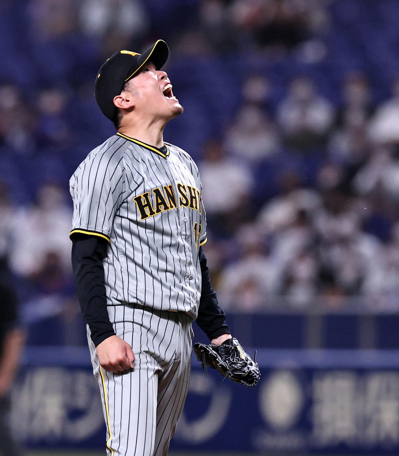 中日対阪神　5回裏中日2死三塁、西勇は鵜飼を一飛に仕留めマウンドで雄たけびを上げる（撮影・加藤哉）