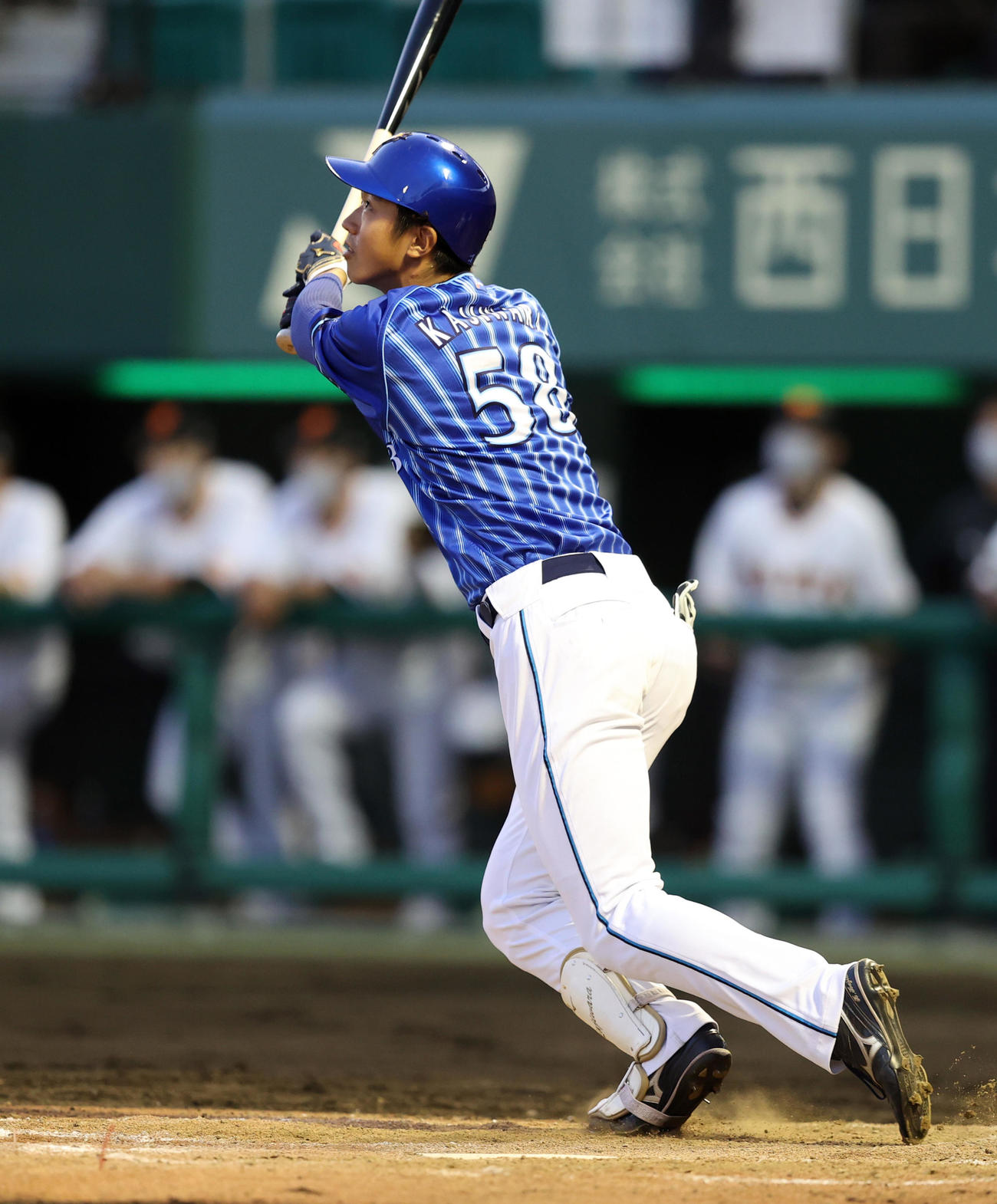 巨人対DeNA 3回表DeNA1死二塁、プロ初本塁打となる2点本塁打を放つDeNA梶原（撮影・狩俣裕三）