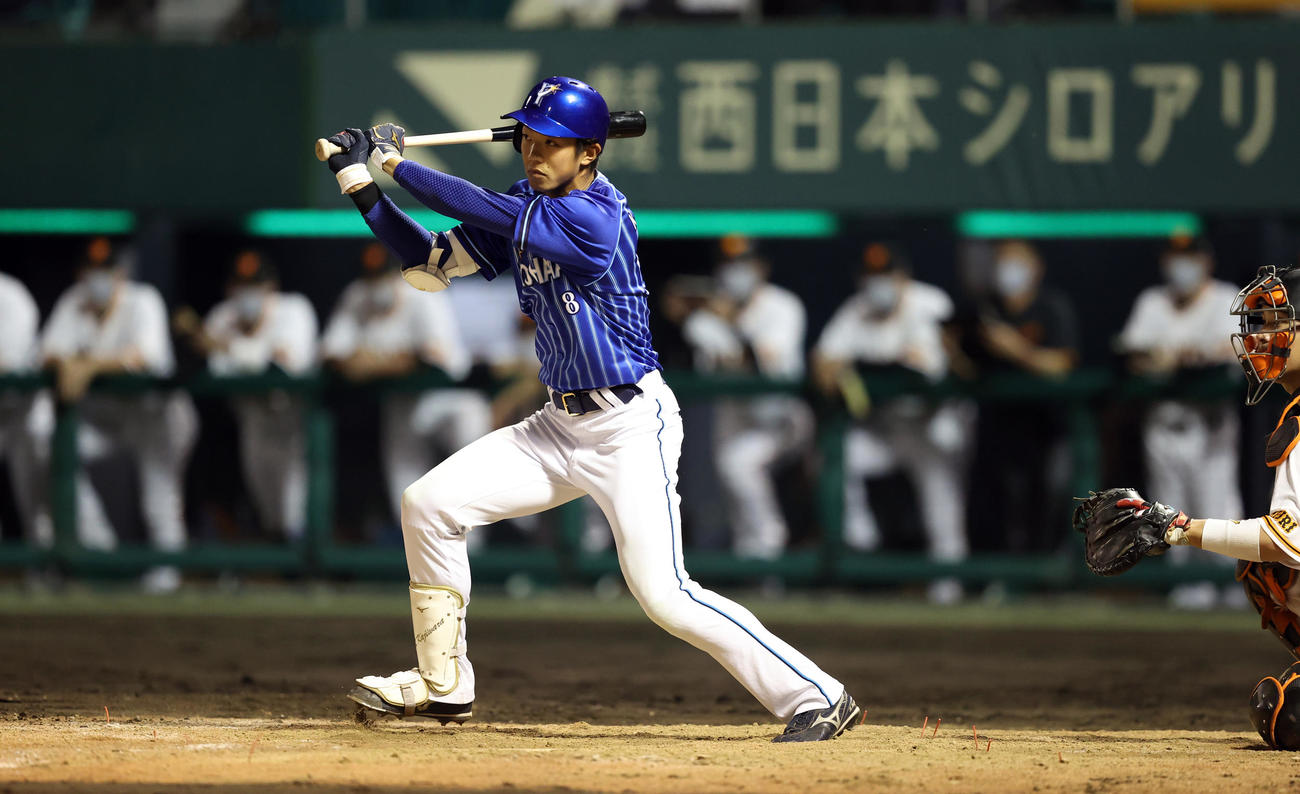 巨人対DeNA 5回表DeNA1死、左前打を放つDeNA梶原（撮影・狩俣裕三）